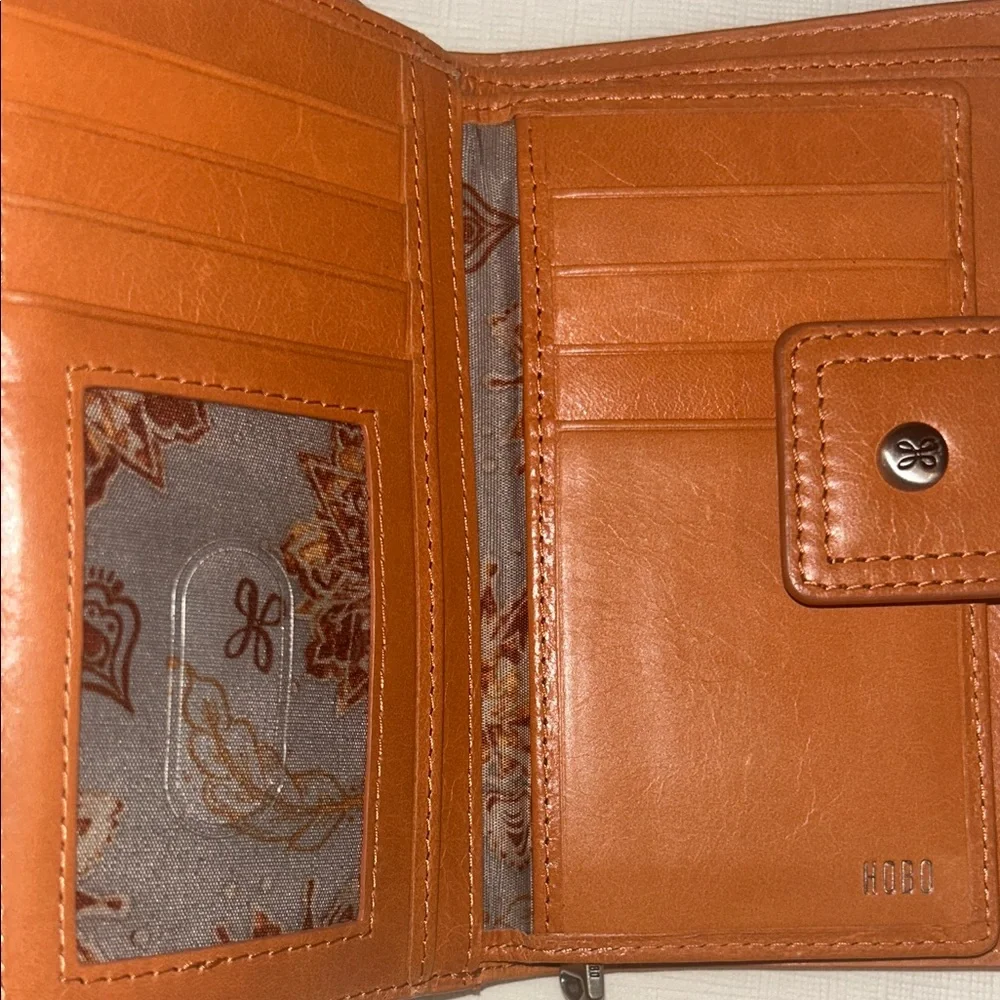 HOBO Tan Leather Wallet a lot of card slots - Picture 2 of 6